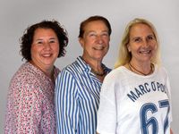 Drei Frauen im Team des Institut für Physiotherapie & Kinderphysiotherapie Mönchengladbach spezialisiert auf Beckenbodentherapie