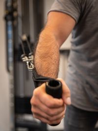 Ein Mann bei der Krankengymnastik seinen Arm am Gerät der Praxis für Physiotherapie & Kinderphysiotherapie Mönchengladbach